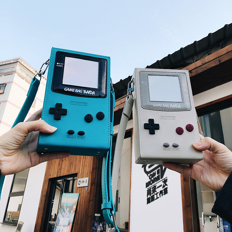 Retro Gaming Station - حقيبة كتف صغيرة بتصميم وحدة تحكم