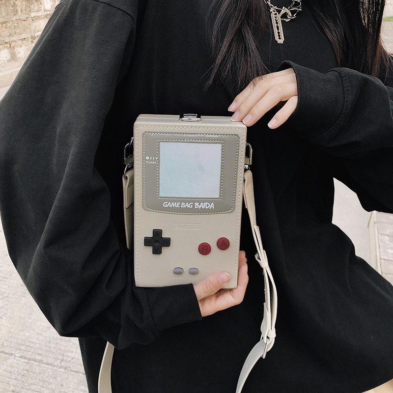 حقيبة كتف صغيرة بتصميم وحدة تح - مراجعة Retro Gaming Station وسعره