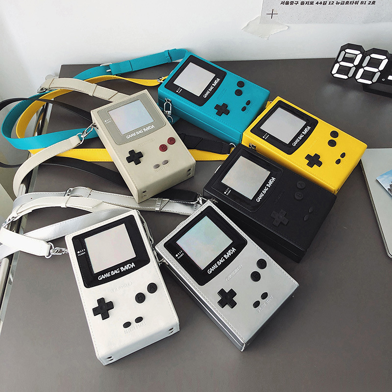 حقيبة كتف صغيرة بتصميم وحدة تح - مراجعة Retro Gaming Station وسعره